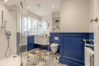 Spacious 5BR Home, Parking, Walk to Windsor - By Tempstay - B&B Windsor