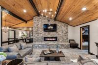 Honeybear Hideaways - Luxurious Modern 5BR Cabin with Indoor Pool, Game Room, Hot Tub & Fireplace - Chambres d'hôtes Sevierville