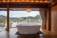 Zimmer mit Kingsize-Bett und Seeblick