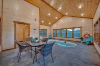 Honeybear Hideaways - Luxe Family Retreat with Indoor Pool, Mini Golf, and Theater Room can Sleep 22 Guests - Chambres d'hôtes Sevierville