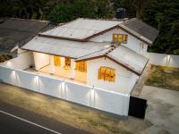 White on White - Ferienwohnung Hikkaduwa