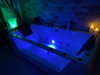 Suite mit Kingsize-Bett mit Whirlpool