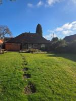 Village Location Bungalow with Large Garden - Bed and Breakfast