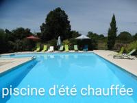La Petite Grange gîte climatisé plain-pied 3 chambres 5 personnes 2 toilettes, parking, WIFI, piscine d'été chauffée à partager, Animaux acceptés Gîte en pleine nature - B&B Lorignac