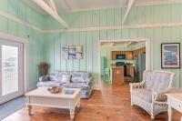 Walk to Beach: Home w/ Hot Tub & Deck in Gilchrist - Chambres d'hôtes Gilchrist
