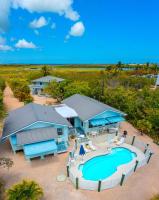 Waterfront Beach House with Dock & Heated Pool - Bed and Breakfast Summerland Key