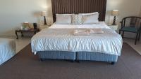 Zimmer mit Kingsize-Bett und Meerblick