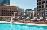 Stunning 3 Bedroom High-Rise with Pool, Spa, and Rooftop Views - B&B