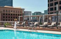 Stunning 3 Bedroom High-Rise with Pool, Spa, and Rooftop Views - B&B
