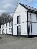 Faerdre Manor Large Holiday Home - B&B Pont-Tyweli