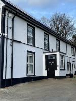 Faerdre Manor Large Holiday Home - B&B Pont-Tyweli
