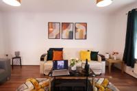 NEC - BHX - HS2 - 4 bed house - 3 bathrooms - Sleeps 8 - Free parking - Birmingham - Travel cot - Pets welcome - Chambres d'hôtes Marston Green