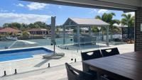 Relax Poolside By The Canal - B&B