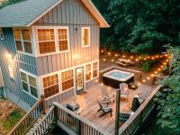 Hygge Blue Chalet - Close to all attractions - XL Hot Tub - B&B