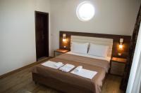 Chambre Lit Queen-Size - Vue sur Piscine