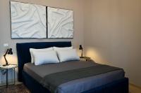 Zimmer mit Kingsize-Bett und Balkon