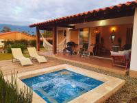 Casa Campestre en zona exclusiva con Jacuzzi, a 10 min del aeropuerto, 20 min parque del café, WiFi, parqueadero privado, vigilancia 24 hrs y amplias zonas sociales - Chambres d’hôtes Armenia