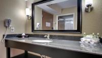 Queen Bed Hotel Suite 213 - B&B