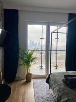 Chillout View & Pleasure Apartment - Wola Tower 15th floor - Chambres d'hôtes Varsovie