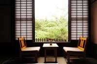 Chambre de Style Japonais avec Baignoire Semi-Extérieure