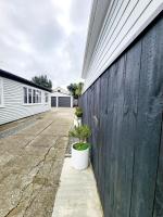 Star in Petone - Beautiful 3 bedroom home, close to all amenities & FREE parking - Bed and Breakfast