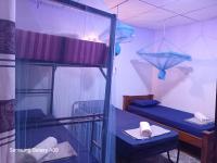 Lit Simple dans Dortoir Mixte