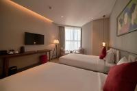 Studio mit Poolblick