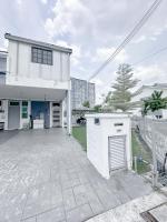 Homestay TNJ Puncak Alam - Bed and Breakfast