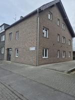 Luxsuite Still und Komfort 2 Balkon Elektrogrill Tischfussball TV-75 Zoll - Chambres d'hôtes Dinslaken