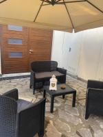 Spacious Apartments - 5 min Ciampino airport by car -sleeps 6 - Easy Train to Rome- LA MAISON - Chambres d'hôtes Ciampino