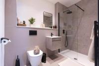 2 bed Luxury Apartment, Parking, Gym, Concierge - B&B