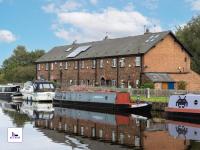 Calder Row by Alt-Stay Contractor Accommodation - 3 Bed Canal Side Contractor Home With Parking, Wi-Fi & Full Kitchen - Ideal For Long stays - B&B Wakefield