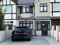 Private Rooms with En-suite Bus Stop Outside - East Croydon Tain Station 10 Mins Away - B&B