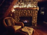 Deer Valley Retreat, Lovely Log Cabin with Fireplace & Garden Views- Perfect for a Relaxing Getaway! - Chambres d'hôtes Bradford