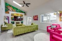 Pop Art Oasis with Karaoke Mini Golf Hot Tub and Pool - Bed and Breakfast Arvada
