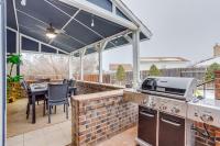 Pop Art Oasis with Karaoke Mini Golf Hot Tub and Pool - Bed and Breakfast Arvada