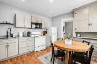 Remodeled Mins to Beach & Downtown Downstairs - B&B Michigan City