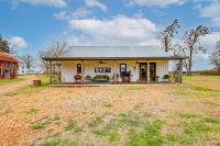 Large Yard + Pond: Fayetteville Rural Retreat - B&B Roznov