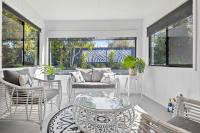 Waves Retreat - Coastal Style Home near Warana Beach - B&B Parrearra