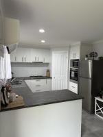Lbarza Family Friendly 3BR with backyard & single garage near Hospitals & Sporting grounds - B&B Shepparton