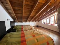 Zweibettzimmer mit eigenem Bad außerhalb des Zimmers