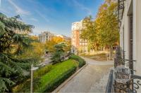 Vistas panorámicas para 5 en Duque de Osuna 8 - B&B Madrid