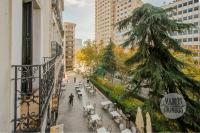 Vistas panorámicas para 5 en Duque de Osuna 8 - B&B Madrid