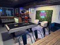 Family Paradise Playhouse includes Pool and Gameroom - B&B Dallas
