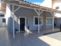 Casa ampla com 3 quartos com ar condicionado a 50mts da praia - B&B