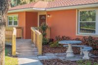 Wood Circle House - Dog Friendly with Fenced in Backyard - B&B Lakeland