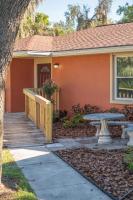 Wood Circle House - Dog Friendly with Fenced in Backyard - B&B Lakeland