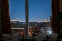 Bright and Bold Escape with NYC Views and Free Parking, Sleeps 9 and 2 Baths - B&B Newark
