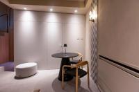 Zimmer mit Kingsize-Bett und Whirlpool
