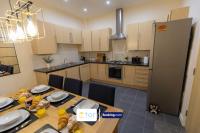Large 2 Bedroom Apartment By The One Retreats Short Lets & Serviced Accommodation Horley Close To Gatwick Airport - Chambres d'hôtes Horley